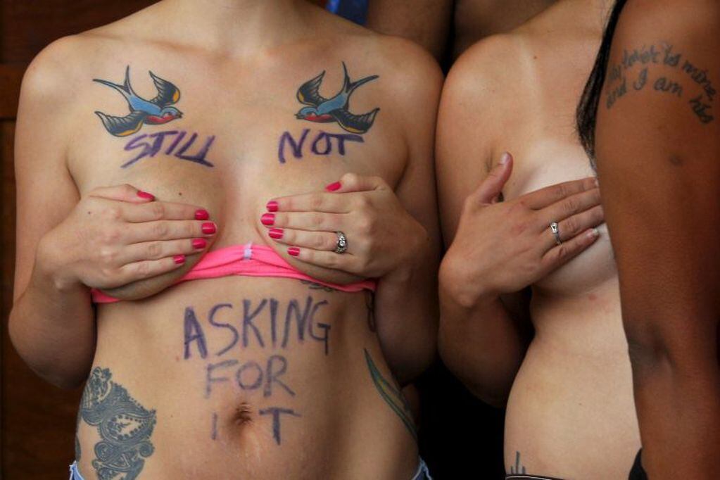 marcha activistas Go Topless 


Topless activist Brianna Locke, with the words "Still Not Asking for It" written on her chest, poses for a television news report during a "Free the Nipple" demonstration in Hampton Beach, New Hampshire August 23, 2015. Hundreds of bare-breasted women are expected to converge on a popular New Hampshire beach on Sunday to push for greater acceptance of topless sunbathing, much to the consternation of some local residents and officials.   REUTERS/Brian Snyder
 eeuu nueva york  eeuu desfile activistas por el dia GoTopless desfile mujeres en topless