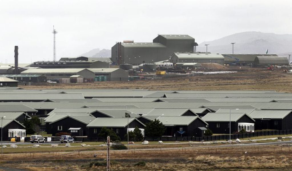 Vista de la base militar británica de Mount Pleasant en el sur de la mayor de las Islas Malvinas