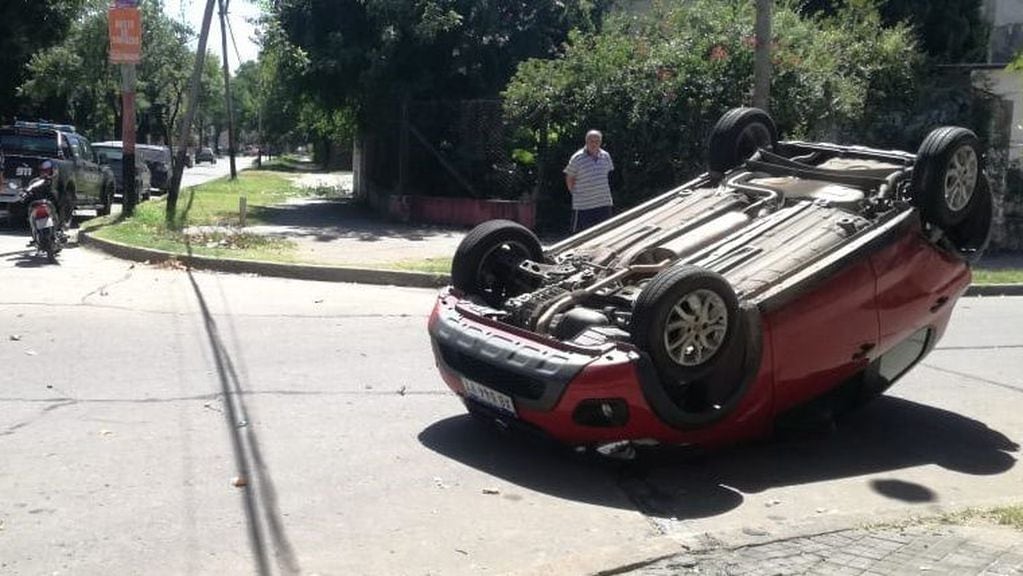 Un auto quedó volcado este mediodía en la zona sur de la ciudad. (Rosario 3)