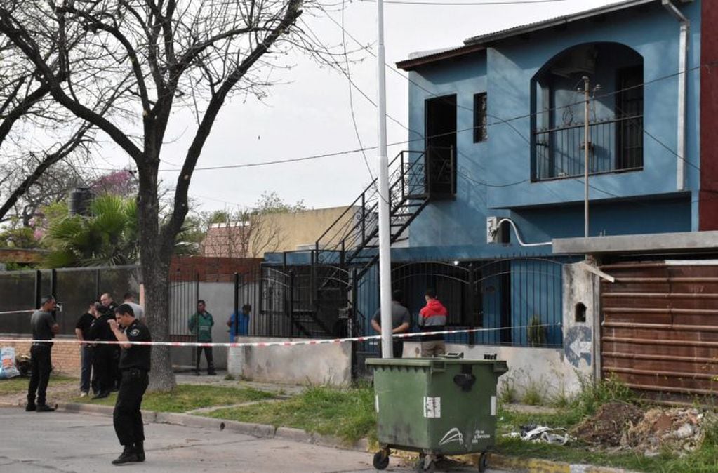 La policía luego del ataque a tiros durante un allanamiento en una casa de la ciudad de San Lorenzo.