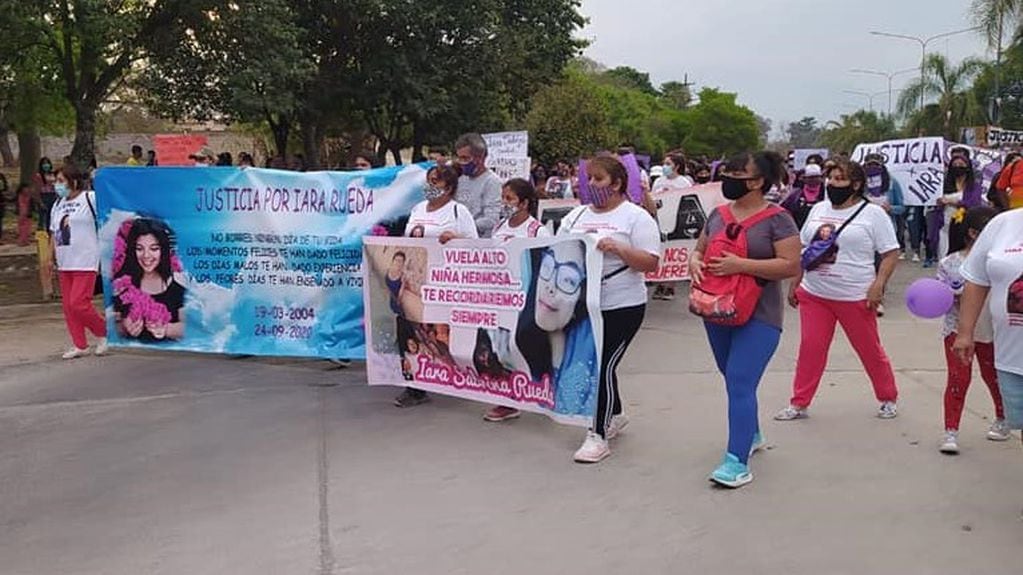 Los padres, familiares y amigos de la adolescente Iara Rueda encabezan frecuentemente marchas en Palpalá y la capital jujeña reclamando justicia.
