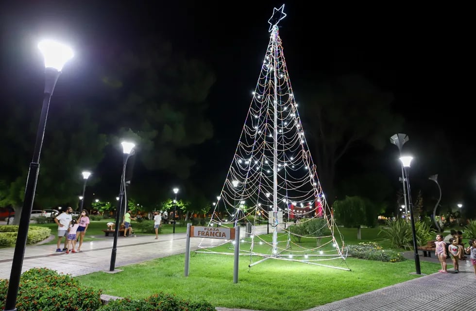 En San Rafael ornamentaron las principales plazas y paseos públicos con pinos gigantes de Navidad.