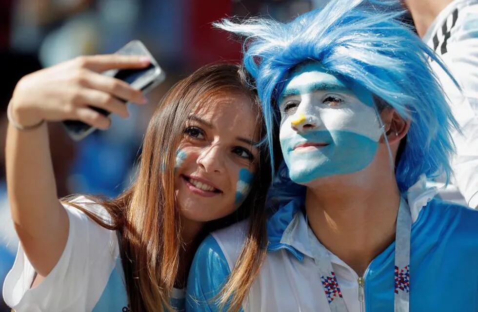 MUN07-6. MOSCÚ (RUSIA), 16/06/2018.- Aficionados argentinos animan a su selección antes del partido Argentina-Islandia, del Grupo D del Mundial de Fútbol de Rusia 2018, en el Estadio del Spartak de Moscú, Rusia, hoy 16 de junio de 2018 (RUSSIA SOCCER FIFA WORLD CUP, Argentina, Iceland, Moscow). EFE/Lavandeira jr [ATENCIÓN EDITORES: Sólo Uso editorial. Prohibido su uso en referencia con entidad comercial alguna. Prohibido su uso en alertas, descargas o mensajería multimedia en móviles. Las imágenes deberán aparecer como fotografías congeladas y no podrán emular la acción del juego mediante secuencias o fotomontajes. Ninguna imagen publicada podrá ser alterada, mediante texto o imagen superpuesta, en el caso de que (a) intencionalmente oculte o elimine el logotipo de un patrocinador o (b) añada y/o cubra la identificación comercial de terceras partes que no esté oficialmente asociada con la Copa Mundial de la FIFA.]