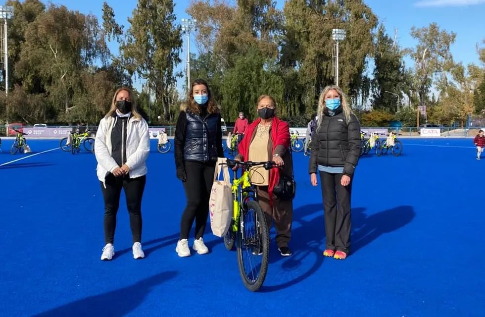Alicia Botti junto a familiares luego de recibir su premio junto a otros a 248 abanderados que les regalaron una bicicleta en Godoy Cruz. Gentileza MGC
