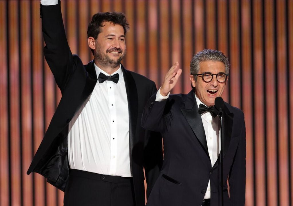 Mitre y Darín reciben el premio emocionados. Foto: Golden Globes.