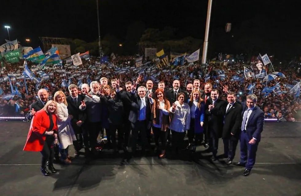 Bertone junto a gobernadores de todo el país en el cierre de la campaña de la fórmula Fernández - Fernández.