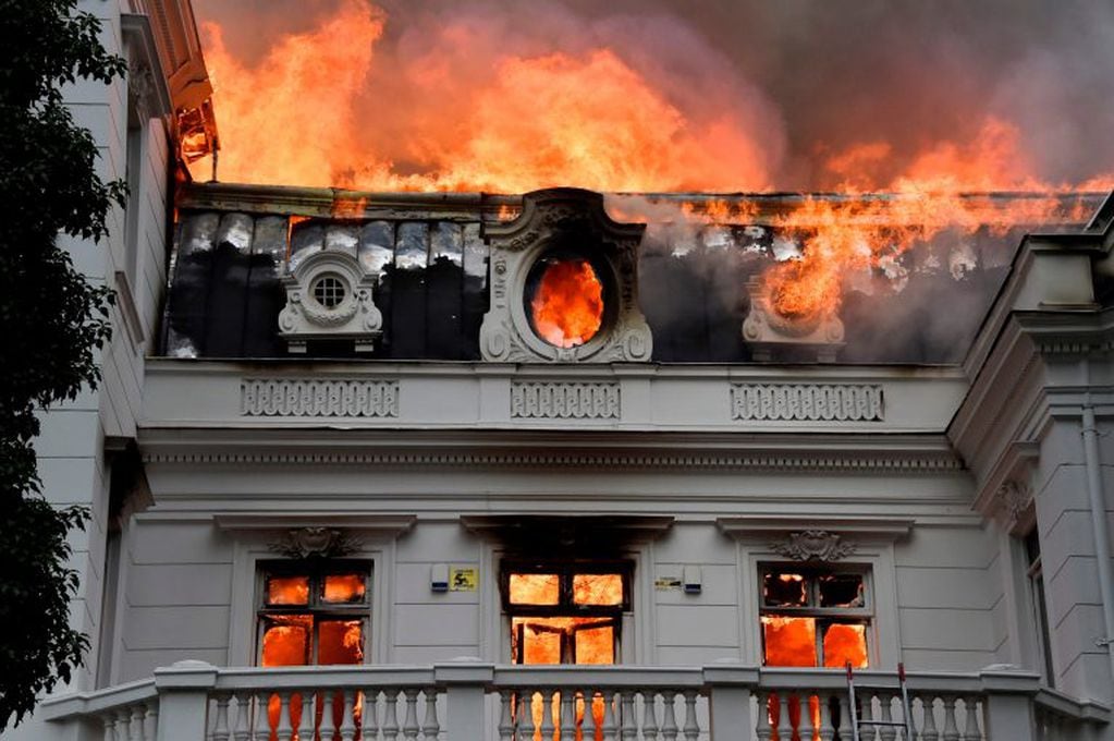 Incendio en la Universidad Pedro de Valdivia. (Photo by RODRIGO ARANGUA / AFP)