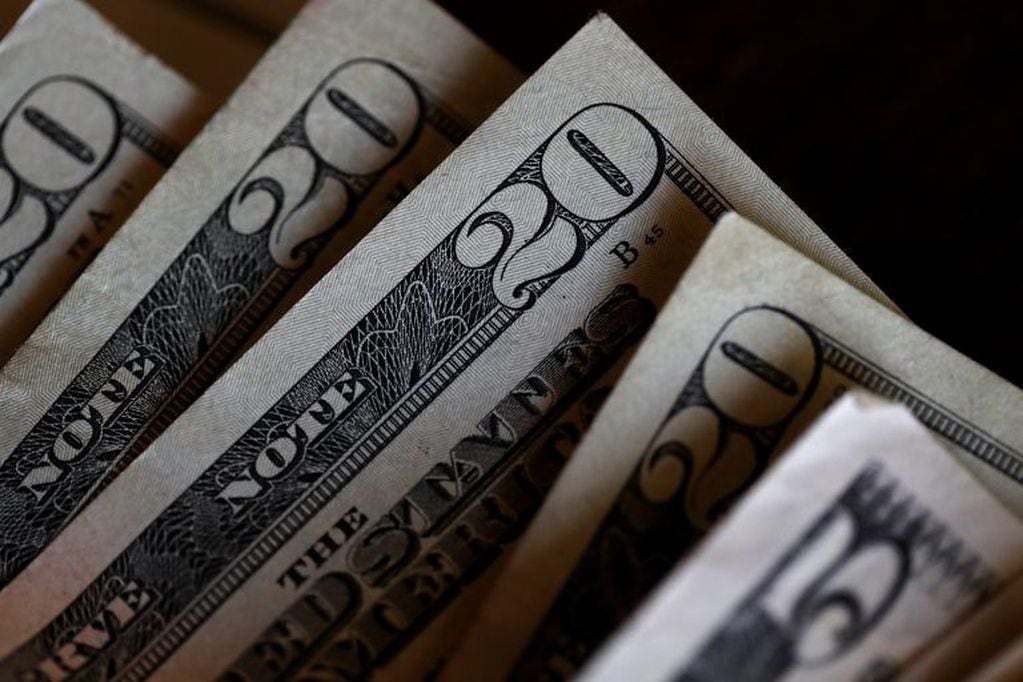 El dólar blue cotiza por debajo de los $1.000 por primera vez en el año.