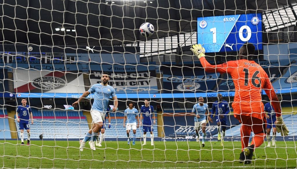 Sergio Agüero picó el penal y Edouard Mendy se lo atajó en el último partido que jugaron Manchester City y Chelsea.