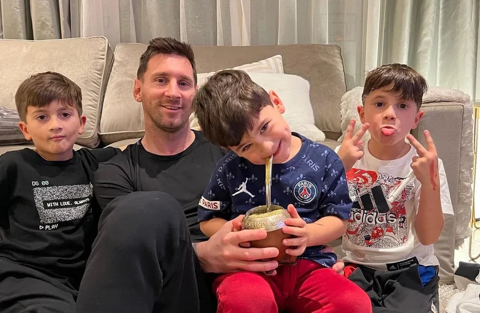 Lionel Messi tomó mate acompañado por sus hijos Thiago (9), Mateo (6) y Ciro (3).