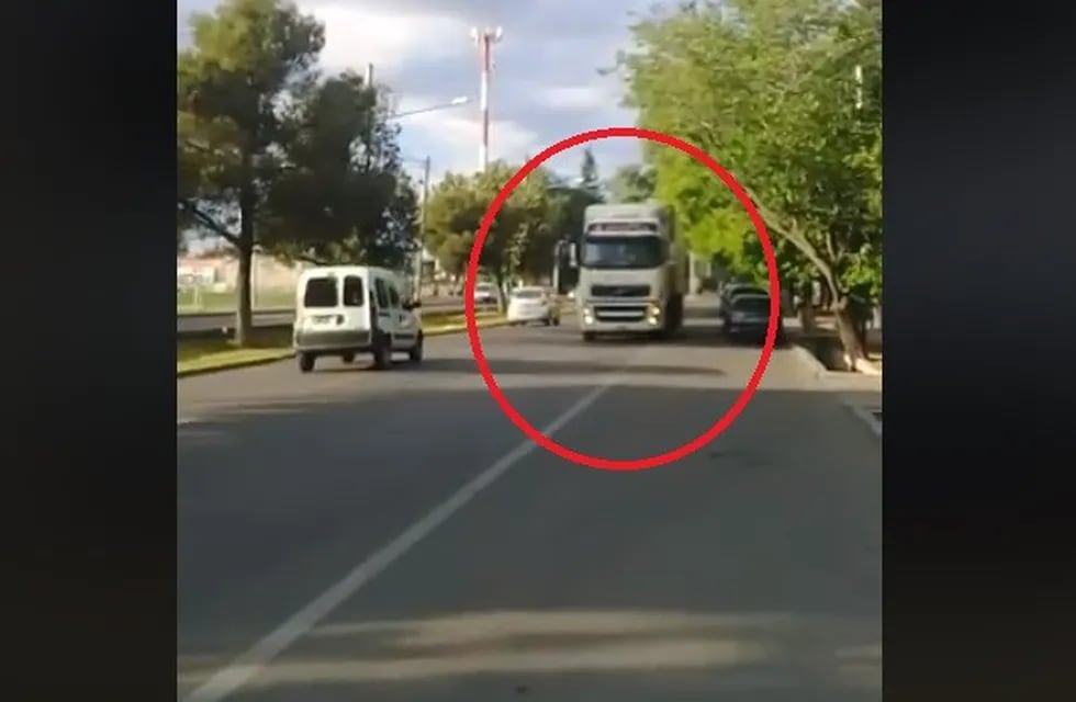 La imagen tomada del video, se ve cómo el camión transita en forma imprudente.