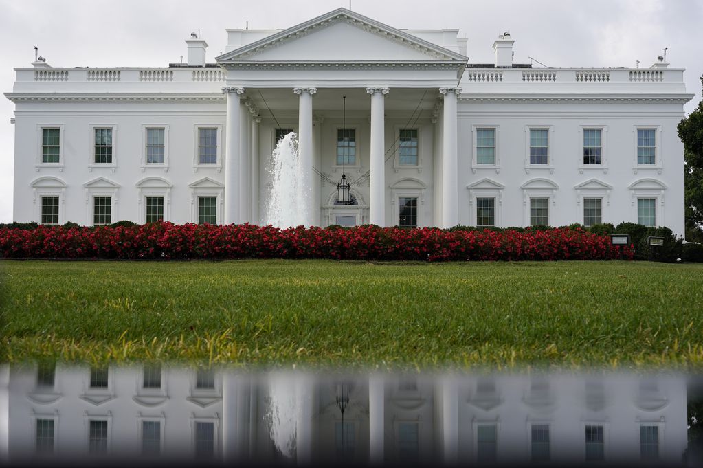 ARCHIVO - Una vista de la Casa Blanca reflejada en un charco, el sábado 3 de septiembre de 2022, en Washington. (AP Foto/Carolyn Kaster, Archivo)