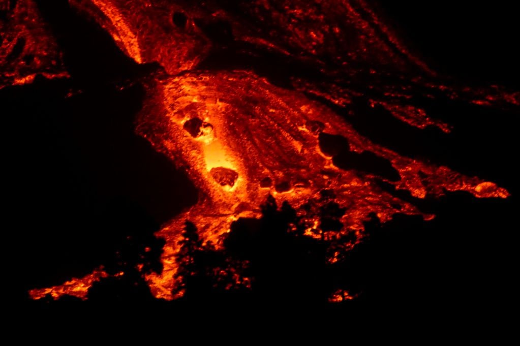 Volcán La Palma arrojando un "tsunami" de lava. Foto Sergio Pérez/Reuters.