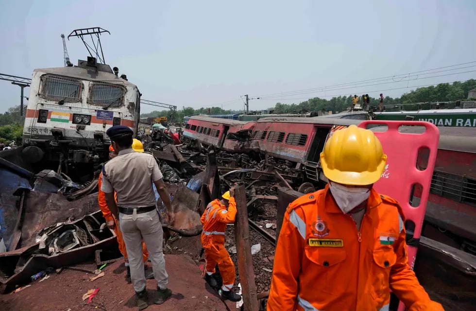 Socorristas efectúan sus labores el sábado 3 de junio de 2023 en el sitio donde se descarrilaron dos trenes de pasajeros que colisionaron en el distrito de Balasore, en el estado de Odisha, en el este de India. El desastre dejó al menos 300 muertos y cientos de heridos, según las autoridades. (AP Photo/Rafiq Maqbool)