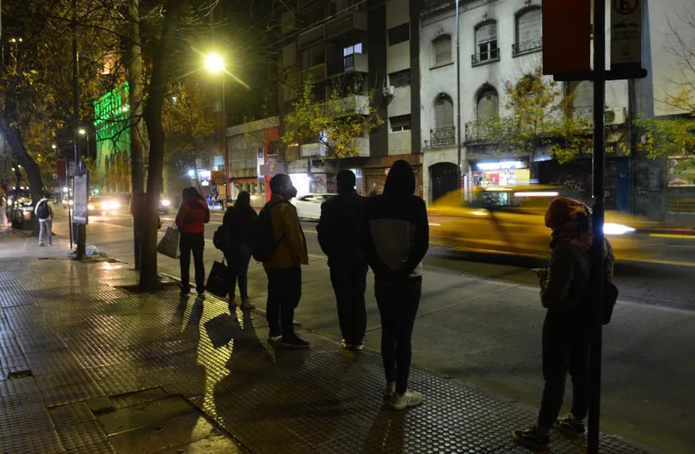 Los colectivos no operan este martes en sus frecuencias nocturnas. Foto: Javier Ferreyra.