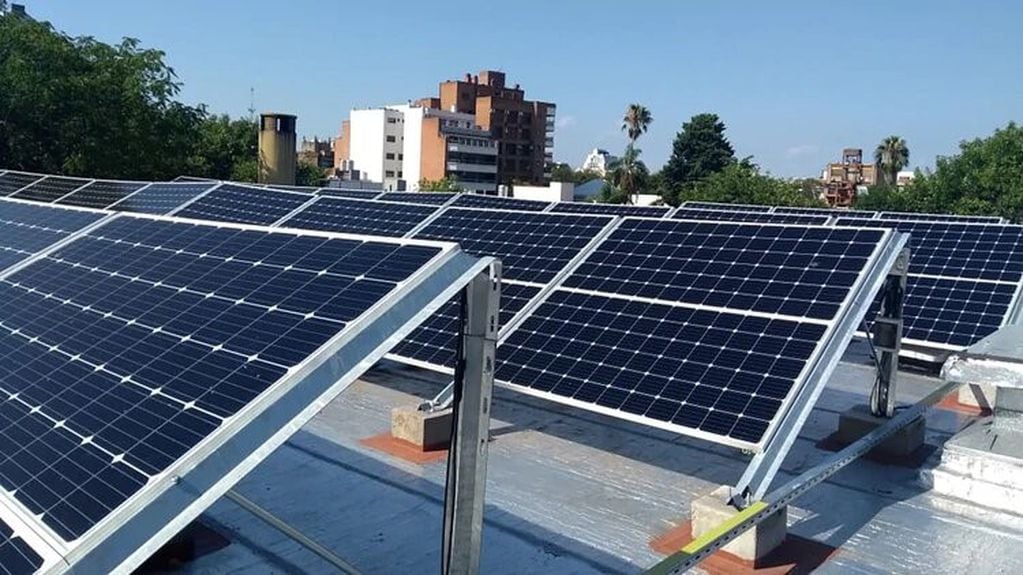 Los paneles solares en el techo del colegio.
