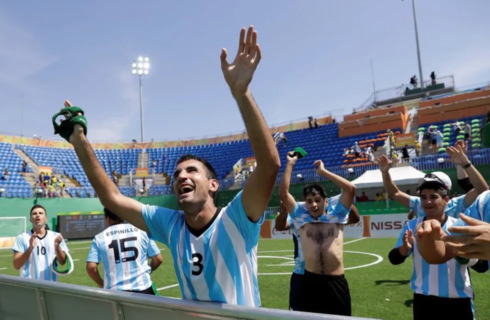 Argentina's Federico Accardi, center, celebrates at the end of a penalty shoot-out with China at a men's group B preliminary 5-a-side soccer match during the Paralympic Games in Rio de Janeiro, Brazil, Tuesday, Sept. 13, 2016. Argentina won 2-1 in a penalty shoot-out. (AP Photo/Leo Correa) brasil rio de janeiro Federico Accardi brasil juegos paralimpicos rio 2016 futbol para no videntes seleccion argentina los murcielagos vs china