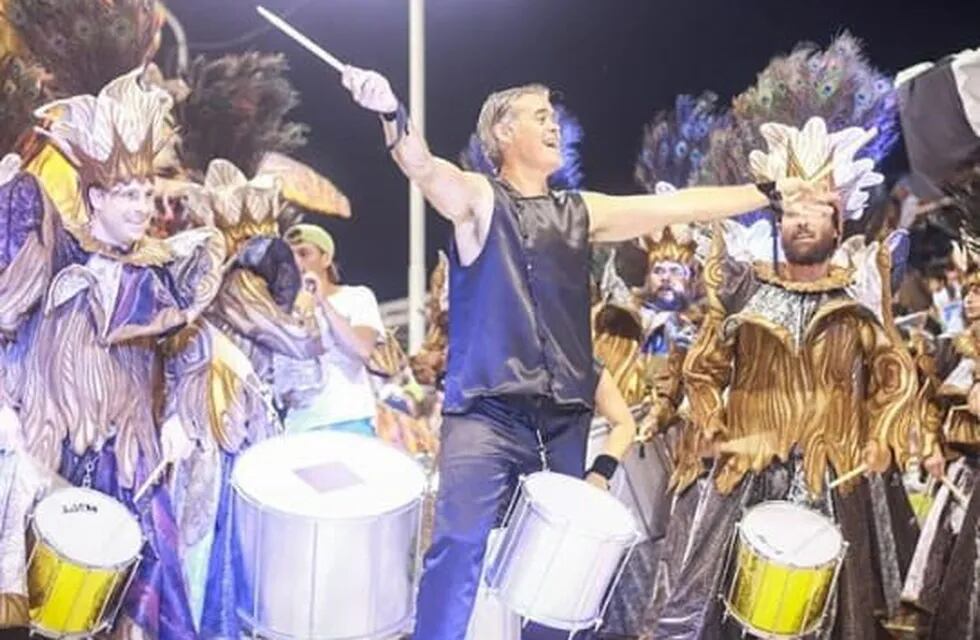 Esteban Martín Piaggio y su batucada, tocando en el Carnaval del País 2020\nCrédito: Carnaval del País