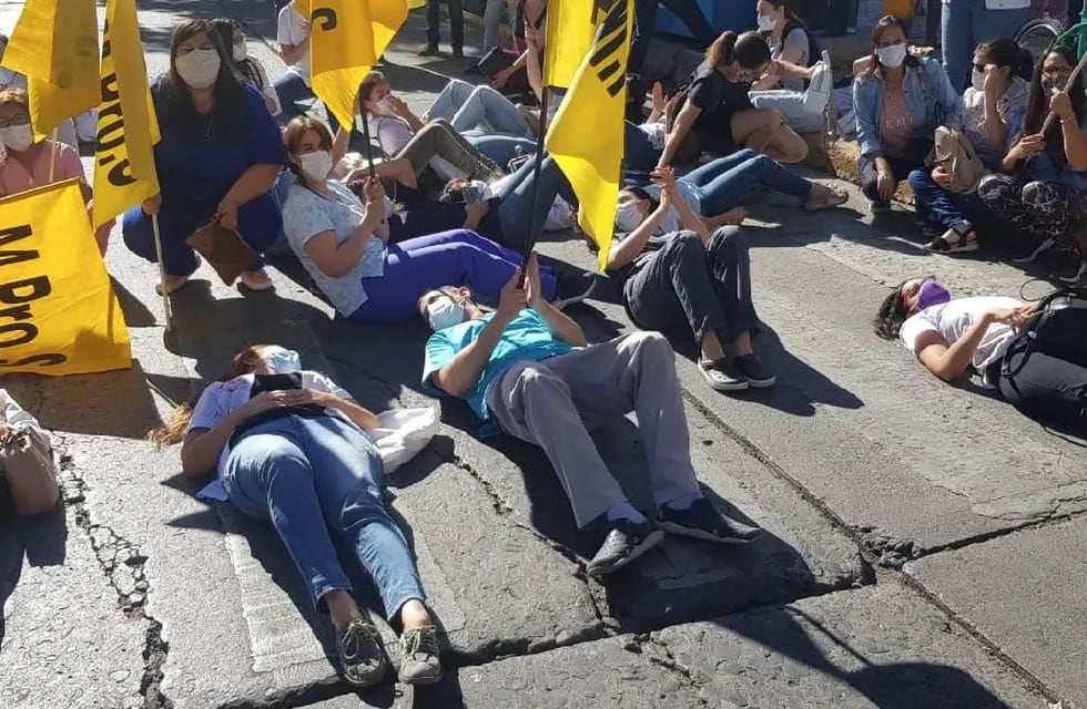 Profesionales de la Salud de Mendoza llevan adelante un paro por 48 horas.