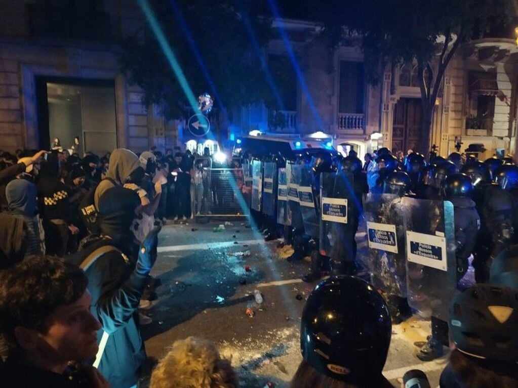 Manifestantes provocan disturbios en la zona de la Delegación del Gobierno en Barcelona. (DPA)