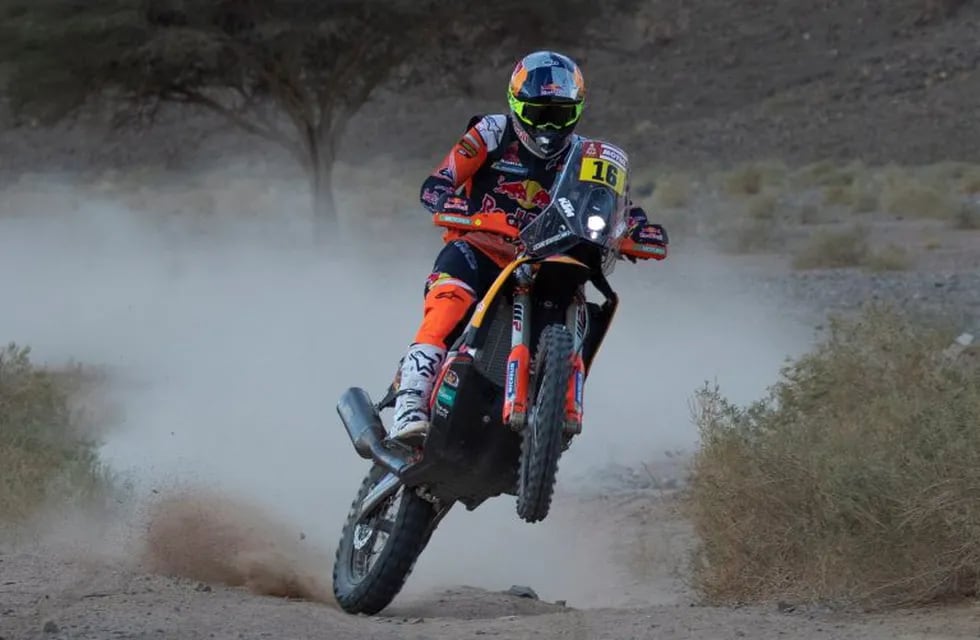 Jeddah (Saudi Arabia), 08/01/2020.- Argentinian rider Luciano Benavides (Red Bull KTM Factory Team) in action during stage four of the Rally Dakar 2020 between Neom and Al Ula in Saudi Arabia, 08 January 2020. The Rally Dakar takes place in Saudi Arabia from 05 to 17 January 2020. (Arabia Saudita) EFE/EPA/ANDRE PAIN