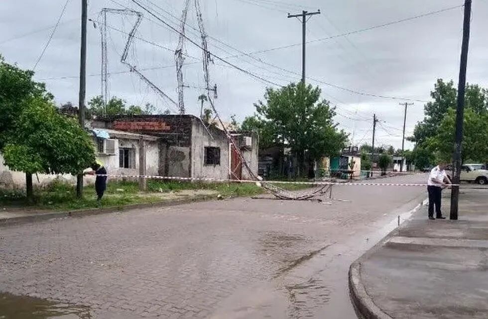 Fuerte temporal en Tucumán provocó voladura de techos y caída de postes (Web).