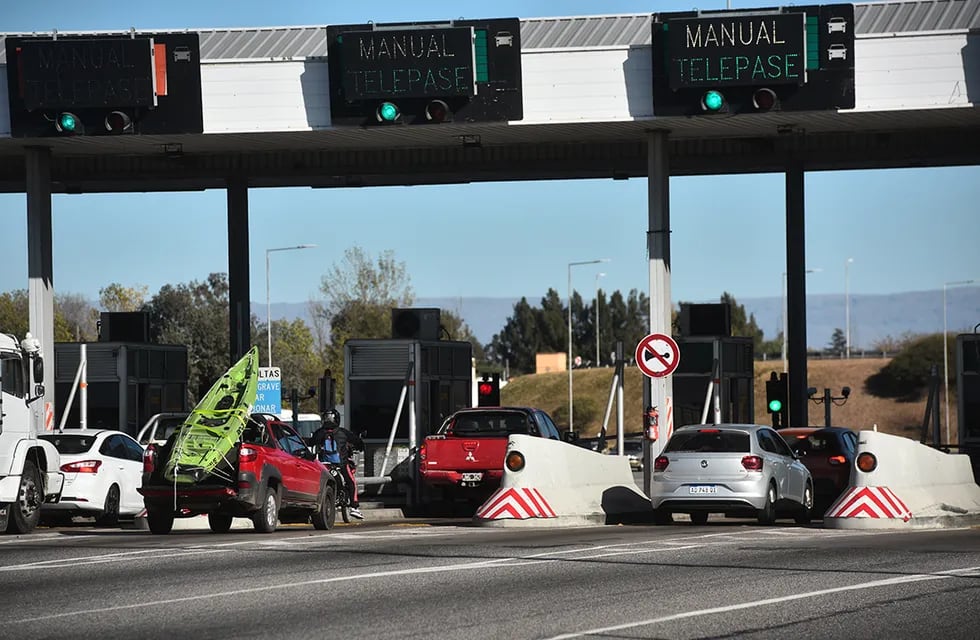 Un hombre cobraba un "peaje casero" sobre la autopista Rosario-Santa Fe para cruzar sin cortes.