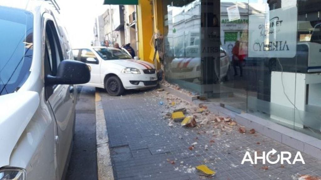 Accidente vial: un taxi se incrustó en un comedor en el centro de Paraná