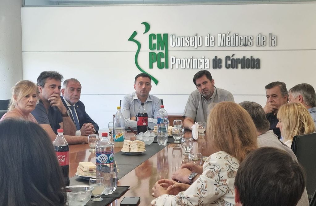 Conflicto de salud: Luis Juez, Rodrigo de Loredo y Mario Negri con el Consejo de Médicos de la Provincia de Córdoba. (prensa Juntos por el Cambio)