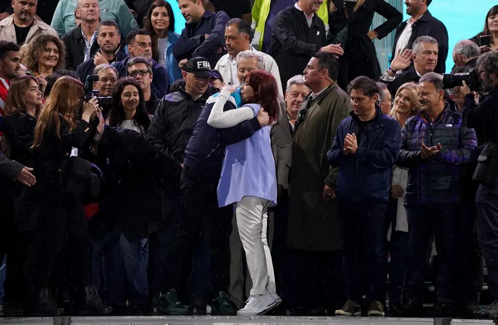 La vicepresidenta Cristina Kirchner abrazada a su hijo Máximo en el escenario en Plaza de Mayo. Foto: Clarín.