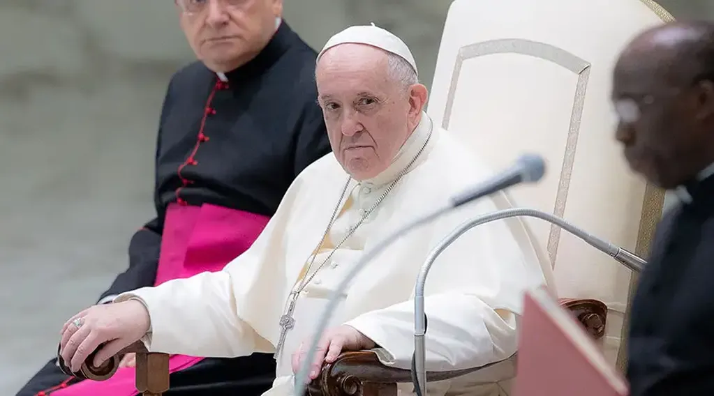 Bergoglio con problemas para desplazarse por una lesión en su rodilla. 