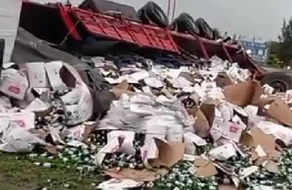 Volcó un camión con latas de cerveza en Orán