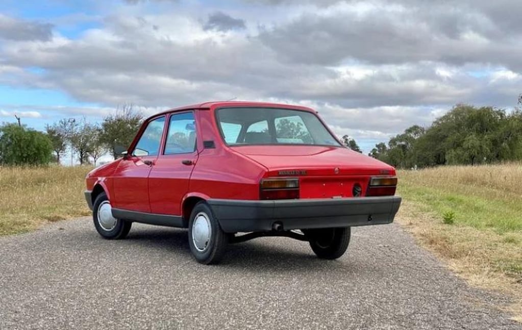 El tiempo no pasa para el Renault 12 rescatado por unos operarios.