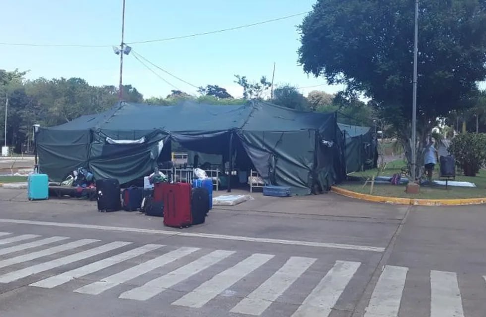 Luego de ingresar al país, los repatriados durmieron en una carpa del Ejército Argentino.