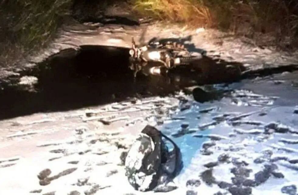 Rescatan a un hombre que pasó dos horas en un arroyo congelado tras caer de su moto