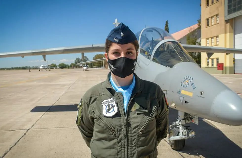 Sofía Vier, a quien llaman "Capitana Marvel", recibió en la IV Brigada Aérea de Mendoza su diploma de combate. / Orlando Pelichotti - Los Andes