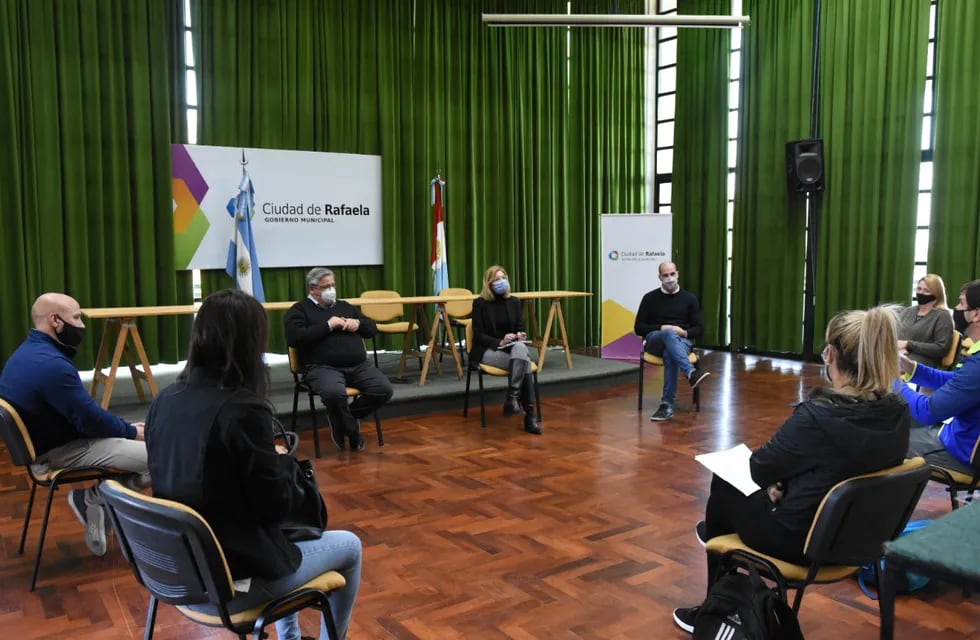 Reunión de gimnasios y funcionarios municipales.