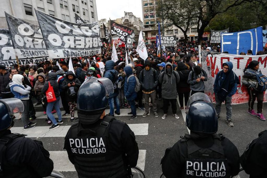 Fuerte operativo policial intentó impedir que organizaciones sociales acampen en la Av 9 de Julio el miércoles pasado. Foto: EFE/ Juan Ignacio Roncoroni.