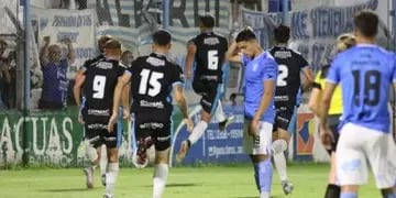 Marcio Gómez festeja el gol con el que Racing se puso 1 a 0 ante Estudiantes de Río Cuarto