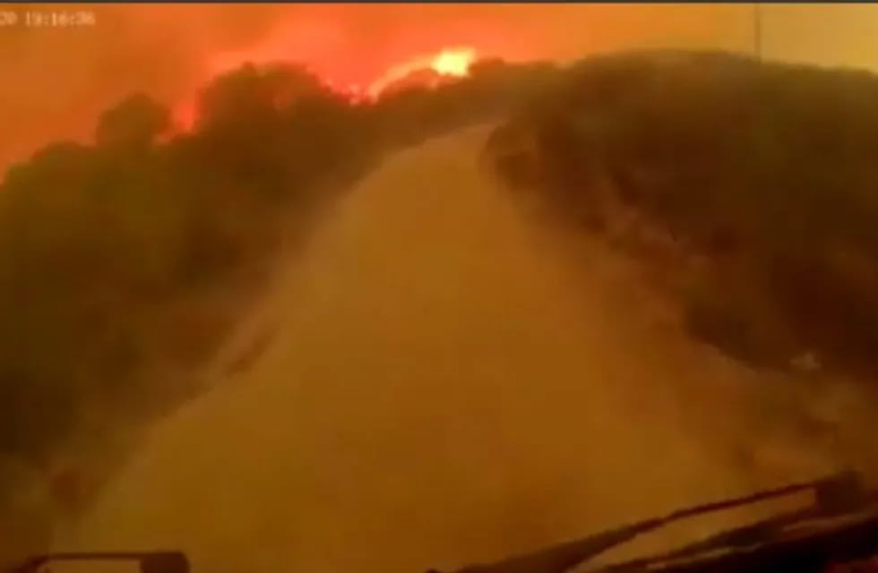 La lucha contra el fuego en primera persona. (Foto: captura / video Facebook Bomberos Voluntarios La Falda).