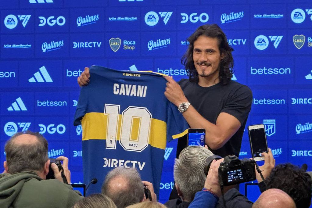 Cavani fue presentado como nuevo jugador de Boca en La Bombonera. El delantero uruguayo se mostró muy emocionado.