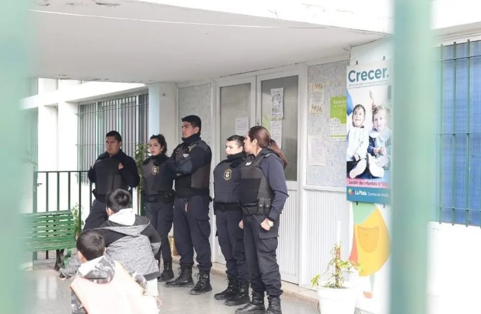 La policía reprimió a los padres de los niños abusados en un Jardín de infantes de Villa Elvira.