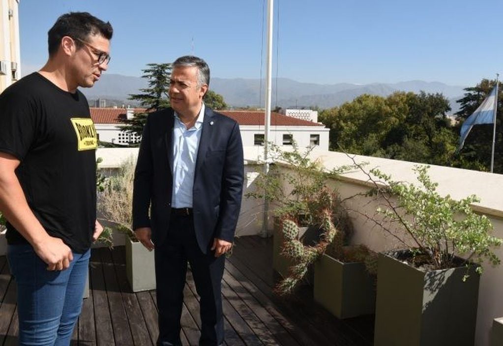 El Gobernador Alfredo Cornejo y Sergio Maravilla Martínez, contemplando desde la Casa de Gobierno, la ciudad de Mendoza.