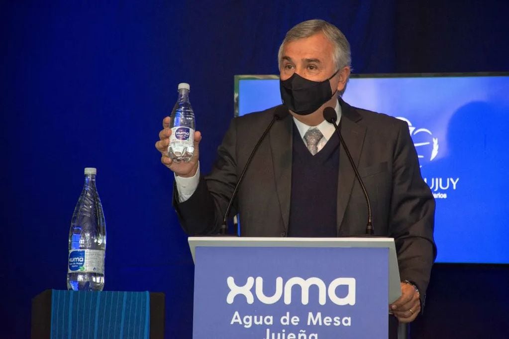 El gobernador Morales destacó las virtudes de Xuma, el agua de mesa que produce la empresa estatal Agua Potable y Saneamiento de Jujuy.