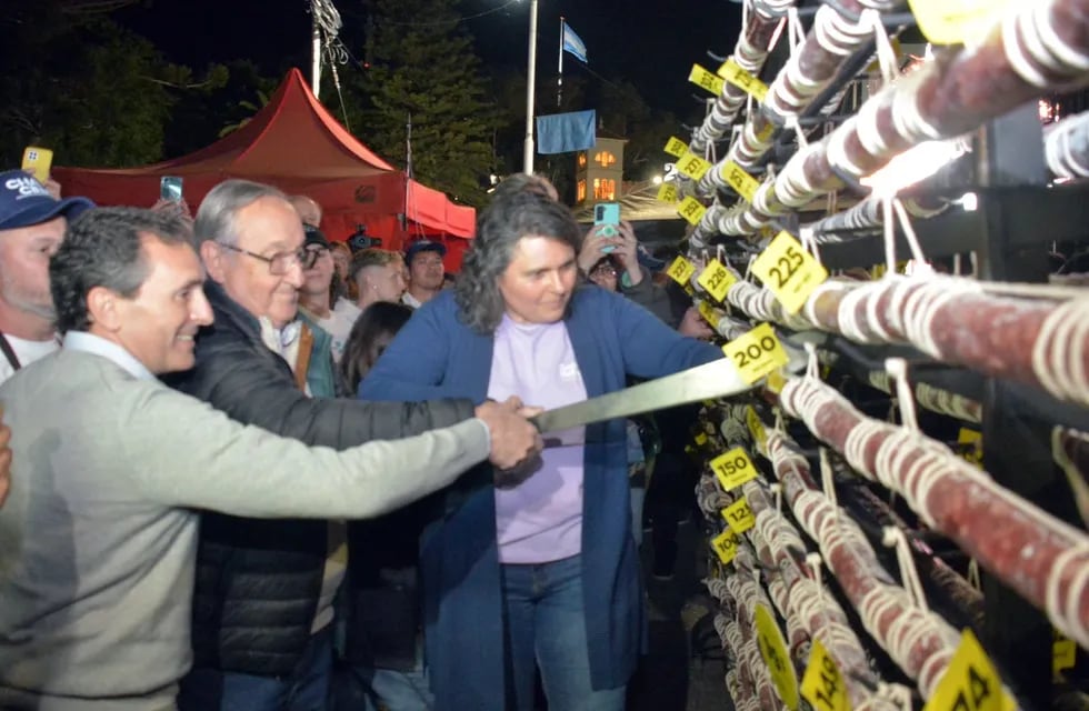 El salame más largo del mundo. Imágenes de la quinta edición del Festival del Salame y el Cerdo en Tandil. (X @GobiernoTandil)