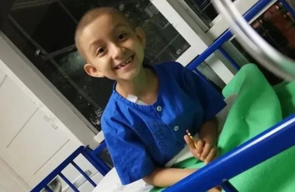 Un niño celebró el fin de su tratamiento de quimioterapia con un emotivo mensaje en el auto de su papá