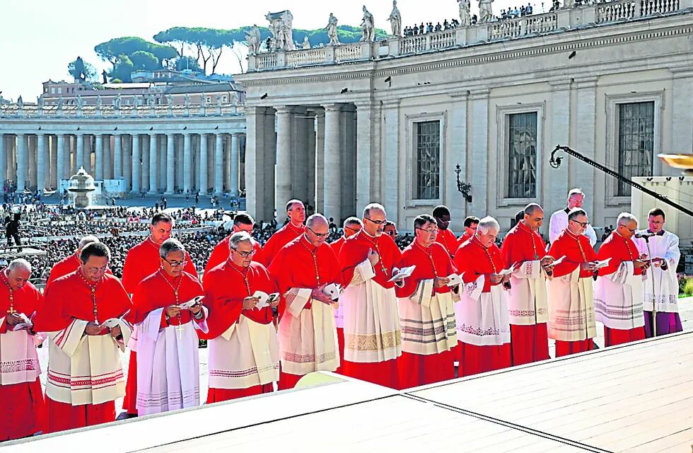 El Vaticano autoriza la bendición a las parejas del mismo sexo.
