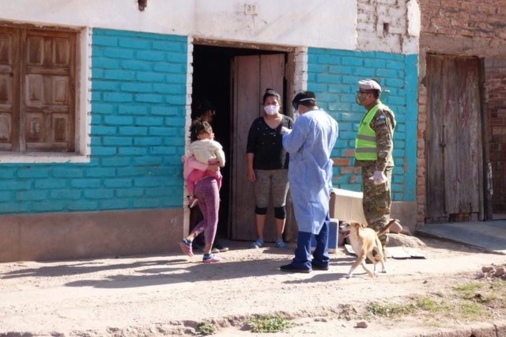 Equipos de Salud realizan un operativo sanitario de control y alerta epidemiológico en los barrios de Jujuy.