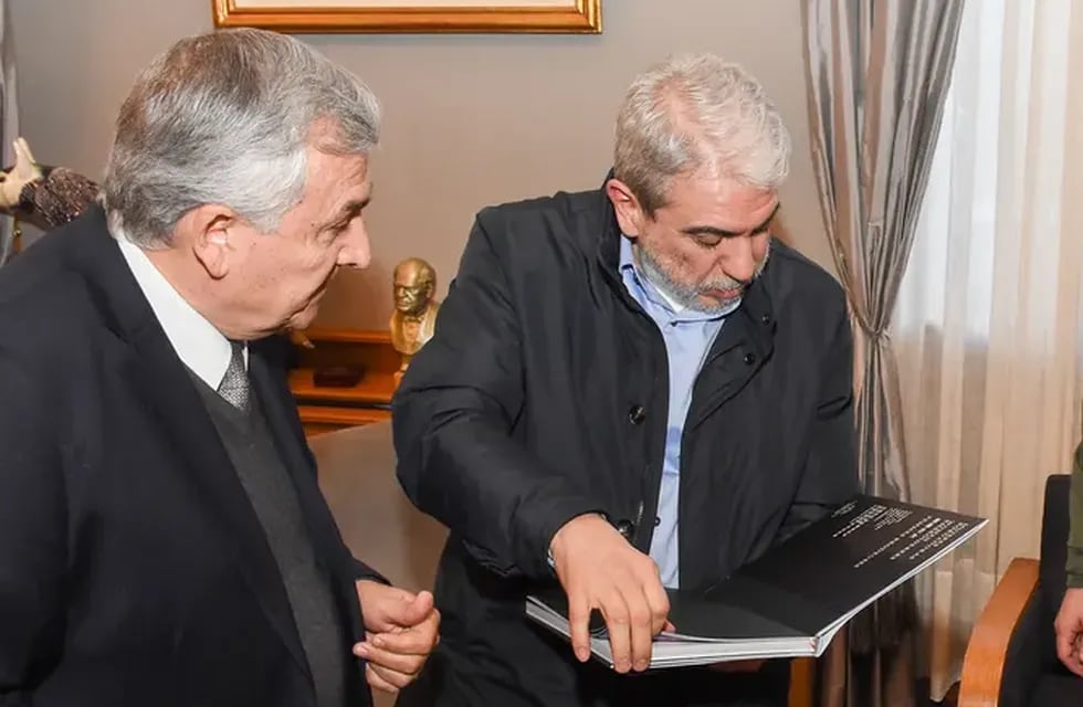 El ministro Aníbal Fernández observa un libro de fotografías de Jujuy que le obsequió el gobernador Morales en su visita a la Casa de Gobierno.