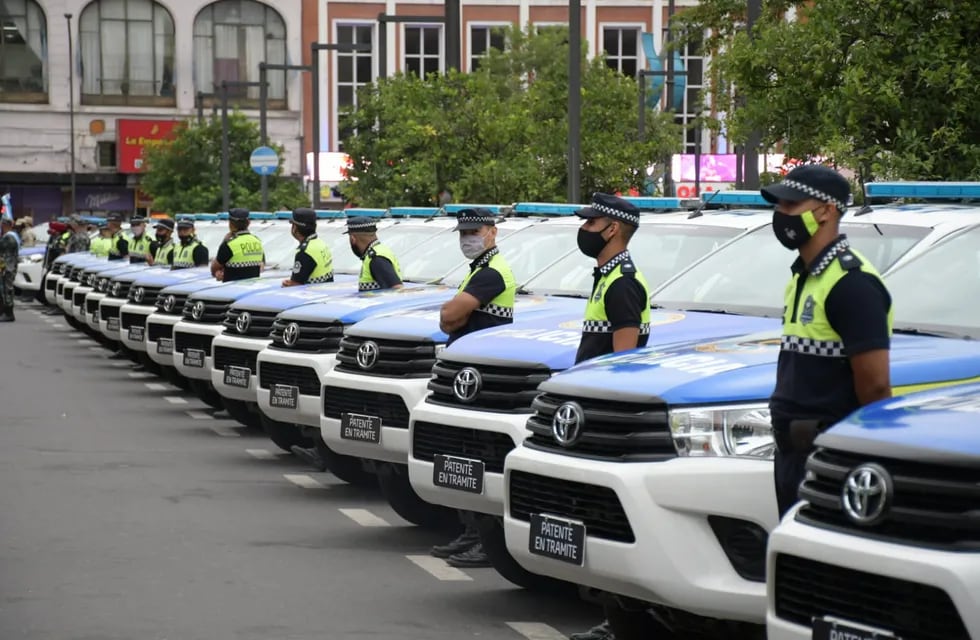 Con la presencia de Alberto Fernández, entregaron 100 camionetas a la Policía de Tucumán.